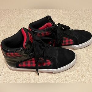Kids size 6.5 red plaid airwalk shoes